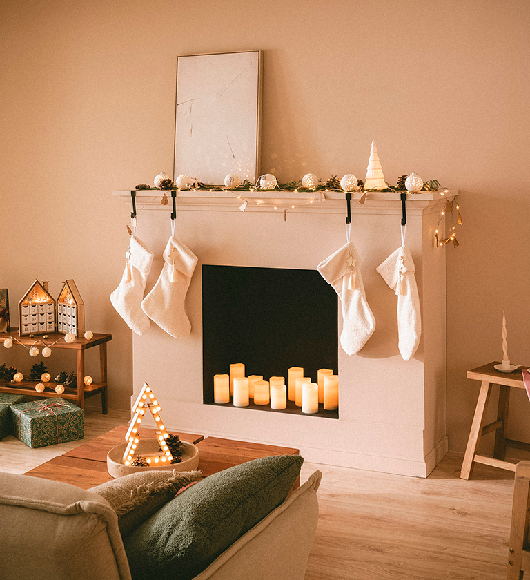 Fotografía con árbol de navidad y mesa con decoración navideña LED